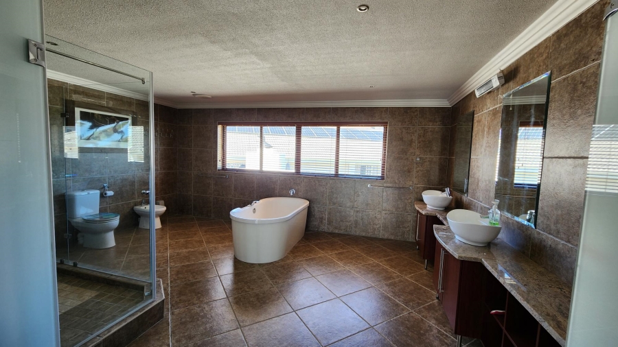 6 Bedroom Property for Sale in Bergsig Western Cape